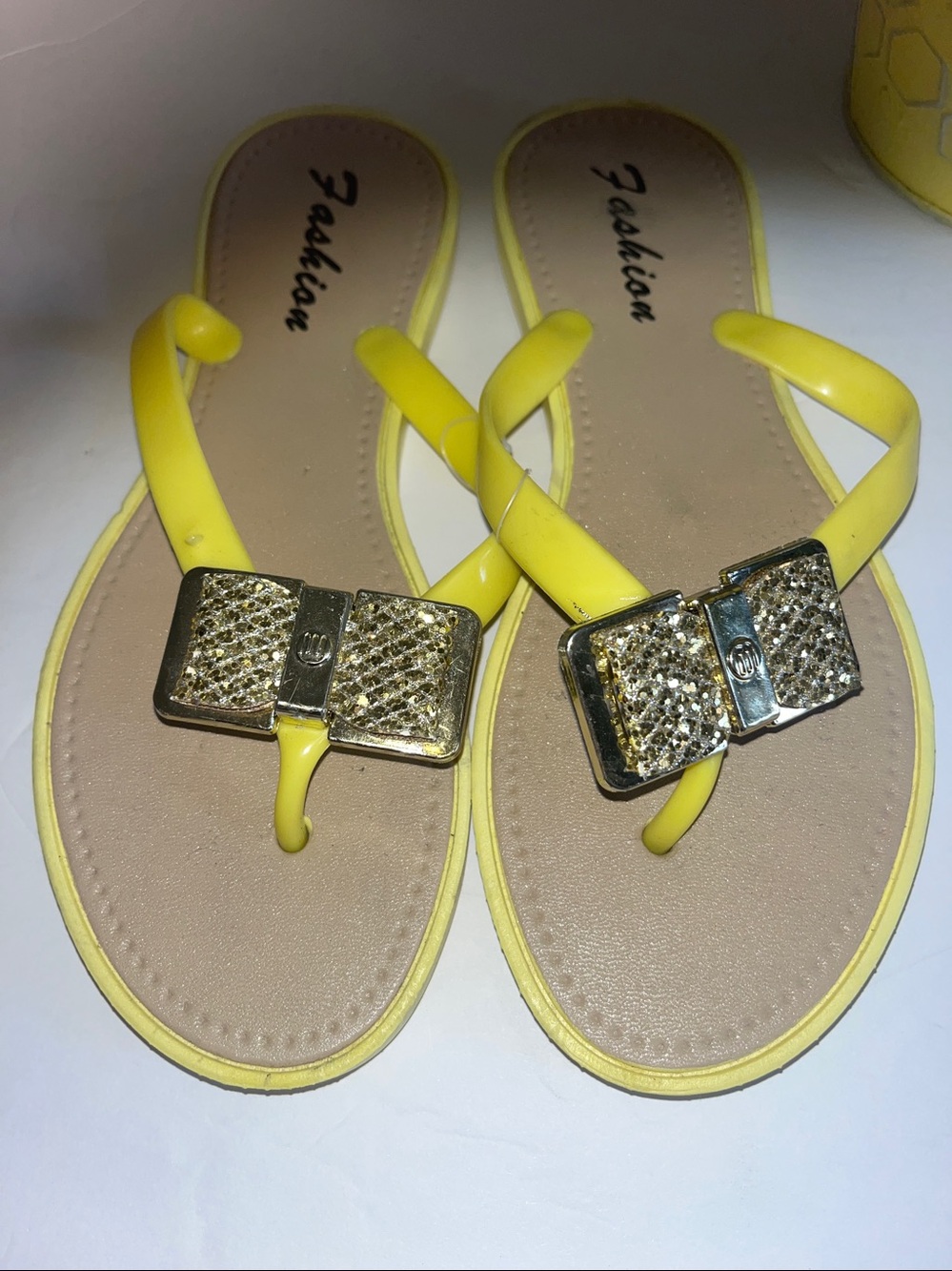 Nwt yellow spring bee bundle gold bow flip flops &wood sign βBee Sweet&Bumbleβ - Picture 3 of 16